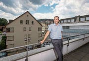 Der Leiter der Gewerbe-Treuhand-Gruppe, Bruno Käch, am Standort an der Eichwaldstrasse in Luzern. Beim Gebäude links soll ein Stockwerk aufgesetzt werden. (Bild: Philipp Schmidli (23. Juni 2017))