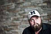 Den «Junior» aus seiner Kindheit hat er beibehalten, er gehört heute einfach zu seinem Namen: Schauspieler Antoine Monot, Jr. während unseres Interviews in Luzern. (Bild: Boris Bürgisser / Neue LZ)