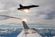Ein F/A-18 der Schweizer Armee bei einer luftpolizeilichen Übung mit einem Zivilflugzeug. (Bild: Keystone/Dominic Favre)