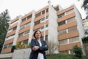 Schuldirektorin Christa Augsburger vor dem Abrissobjekt. (Bild: Corinne Glanzmann (Luzern, 19. Februar 2018))