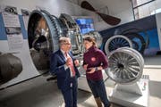 Verkehrshaus-Direktor Martin Bütikofer im Gespräch mit der Pilotin und ehemaligen Skirennfahrerin Dominique Gisin. Der Ausstellungsteil im Hintergrund widmet sich neuen Triebwerken. (Bild: Pius Amrein)