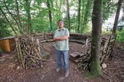Waldbesitzer Hans Burri in seinem Waldstück bei Malters. (Bild: Dominik Wunderli (11. Juli 2017))