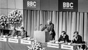 Co-Verwaltungsratspräsident Fritz Leutwiler am Rednerpult bei der ersten ABB/BBC-Generalversammlung. (Bild: Keystone (Wettingen, 31. Mai 1988))