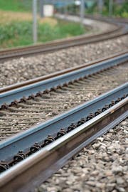 Die neue Schiene ist bereits verlegt und befestigt. Die alte wird zerteilt, eingesammelt und wieder verwertet. (Bild: Maria Schmid (Rotkreuz, 19 . September 2017))