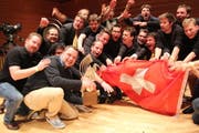 Ausgelassener Jubel der Luzerner Musiker nach Erhalt des Pokals. (Bild: pd)