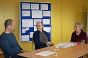 Juvenatsschulleiter Roman Decurtins mit Geschäftsführer Robert Schmitt und Ruth Achermann, Fachstelle Systemberatung (von links). (Bild: Marion Wannemacher / Neue NZ)