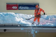 Viel Schnee am Gotthard in Airolo: Züge und auch Ersatzbusse wurden gestrichen. (Bild: Pablo Gianinazzi/Ti-Press ( 23. Januar 2018))
