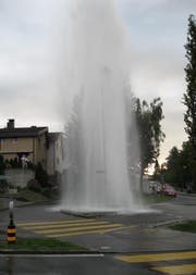 Die Wasserfontäne schoss meterhoch aus dem Boden. (Bild: Leserreporter Hannes E. Müller)