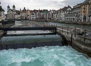 Die Seeregulierungsanlage, fotografiert von der Spreuerbrücke aus. Im Vordergrund ist das Seitenwehr zu sehen. (Bild: Nadia Schärli (Luzern, 22. März 2017))