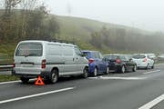 Auf der Überholspur geht nichts mehr: Drei Autofahrer scheinen den Abstand zum nächsten Fahrzeug schlecht eingeschätzt zu haben. (Bild: PD)
