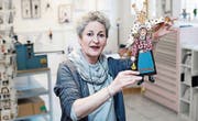 Brigitte Müller mit ihren Figuren. Bild: Stefan Kaiser (Baar, 22. Februar 2017)