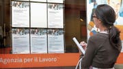 Eine junge Frau liest in Mailand Stellenanzeigen. Die Jugendarbeitslosigkeit liegt in Italien bei über 35 Prozent. (Bild: Imago)