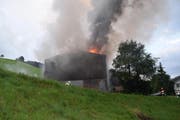 Die Scheune ist sehr abgelegen – dadurch hat sich das Löschen verzögert. Der Brand konnte dennoch rasch unter Kontrolle gebracht werden. (Bild: Luzerner Polizei)