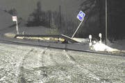 Die Unfallstelle auf der Schwyzerstrasse in Steinen. (Bild: Kapo Schwyz)