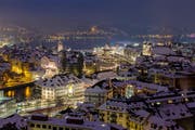 Im Winter wird Luzern ihrem Übernamen «Leuchtenstadt» besonders gerecht. Ausgehen und das herrliche Panorama in einem guten Restaurant zu geniessen ist da fast Pflicht. (Bild: Archiv Neue LZ / Philipp Schmidli)