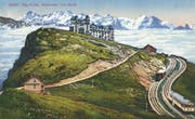 «Rigi-Kulm. Nebelmeer und Alpen». Die moderne und sehr bequeme Bahn wird im Text zwar bescheiden verschwiegen, nimmt im Bild aber ihren Platz ein. Rigi-Ansicht auf einer Postkarte. (Bild: PD/Regionalmuseum Vitznau-Rigi)