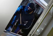 Einbrecher versucht in ein Haus einzudringen (gestellte Szene). (Bild: Imago)