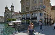 In Luzern sollen die Verkaufsflächen der Untermarke Colonys in diejenigen von Companys (Bild) integriert werden. Beide befinden sich direkt am Reusssteg. (Bild Google Street View)