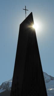 Kurz nach 17:00 Uhr verschwand die Sonne hinter dem Kirchturm (Bild: Urs Mahnig)