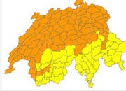 Orange sind die Gebiete, wo mässiger Frost und Strassenglätte erwartet wird. (Bild: Karte Meteonews.ch)