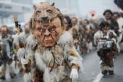 Die Rotsee-Husaren mit dem Sujet Neandertaler. (Bild: Boris Bürgisser/ Neue LZ)