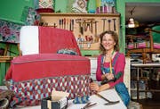 Monig Z’Rotz mit Sessel, der bis zu «Design-Schenken» auch wieder Lehnen haben wird. (Bild: Ph. Schmidli)