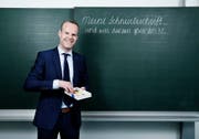 Stephan Schleiss wird neuer Präsident der Deutschschweizer Erziehungsdirektoren-Konferenz. Auf dem Bild beweist der Zuger Regierungsrat, dass er die Schnürlischrift beherrscht (Archivbild). (Bild: Stefan Kaiser)