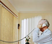Enkeltrickbetrüger versuchen oft, per Telefon Informationen über die Finanzlage ihrer Opfer zu erfahren. Bild: Getty/Symbolbild