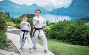 Amelie (11) und Eva Schneider (45) demonstrieren den «Shukokai»-Stil in ihrem Garten in Kastanienbaum. (Bild: Boris Bürgisser (Horw, 27. Juni 2017))