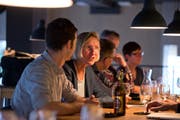 Prisca Birrer-Heimo analysierte am Sonntagnachmittag im Restaurant Libelle in Luzern das Wahlresultat mit ihren Genossen von der SP. (Bild: Dominik Wunderli / Neue LZ)