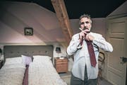 Kurt Erni, 62-jährig und Mitbegründer des Vereins Bühne Amt Entlebuch, spielt die Rolle des biederen Ernsts im Stück «Schlafzimmergäste». (Bild: Roger Grütter (Heiligkreuz, 9. Mai 2017))