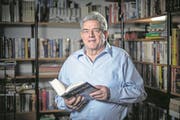 FDP-Kantonsrat Herbert Widmer (71) vor seiner Bücherecke. (Bild: Pius Amrein (Luzern, 19. Dezember 2017))
