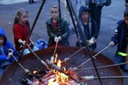 Kinder beim Bräteln. (Bild: Werner Schelbert (Zug, 4. November 2017))