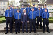 Paul Winiker, der Vorsteher des Justiz- und Sicherheitsdepartementes, mit den neu vereidigten Luzerner Polizisten. (Bild: Luzerner Polizei)