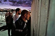Angehörige von verhafteten Putsch-Verdächtigen stehen vor den Toren des Gerichtsgebäudes in Istanbul. (Bild: Bram Janssen/AP (20. Juli 2016))