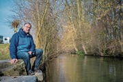 Berufsfischer Thomas Hofer sieht keinen Bedarf, die Sure hier zu sanieren. Er wehrt sich gegen das geplante Revitalisierungsprojekt. (Bild: Boris Bürgisser (Oberkirch, 6. Februar 2018))