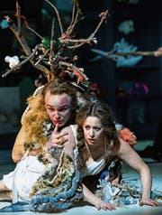 Bilderbuch-Traumpaar: Bernt Ola Volungholen (Papageno) und Magdalena Risberg (Pamina). (Bild: Ingo Höhn/Luzerner Theater)