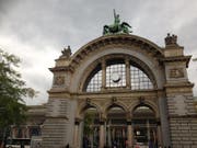 Am ehemaligen Eingangsportal des Luzerner Bahnhofs klebt ein weisses Ziffernblatt auf den Uhren. (Bild: nop / Luzernerzeitung.ch)