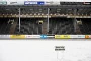 Der schneebedeckte Rasen im Fussballstadion Gersag. (Bild Pius Amrein/Neue LZ)
