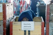 Elektrogeräte, Karton, Papier, alte Farbbehälter und zum Teil sogar nagelneue Möbelstücke werden im Ökihof entsorgt. (Bild: Nadia Schärli (Horw, 7. August 2017))