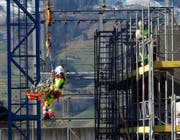 Vorsichtig wird der Arbeiter zurück auf den Boden gebracht. (Bild: Geri Holdener, Bote der Urschweiz)