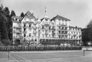 So wie auf dieser undatierten, vermutlich aus den 70er-Jahren stammenden Aufnahme hat das Hotel Tivoli lange ausgesehen. 1985 wurde die Fassade aufgestockt. (Bild: Stadtarchiv Luzern)