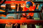 Die letzten der rund 380'000 Einzelblock-Schwellen im Gotthard-Basistunnel sind Goldfarben und wurden bei Biasca in Beton eingegossen. (Bild: Keystone / Sigi Tischler)