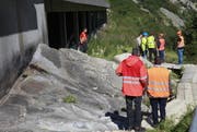 Fachleute begutachten die Unfallstelle. Für sie ist ein provisorischer Steg erstellt worden. (Bild: Florian Arnold / Neue UZ)