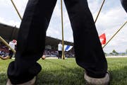 Alphörner und Fahnen dürfen nicht fehlen: Blick in die Schwingerarena. (Bild: Werner Schelbert / Neue ZZ)