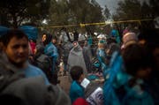 Warten auf die Registrierung: Migranten ausserhalb des Registrierungszentrums in Moria auf Lesbos. (Bild: AP/Santi Palacios)