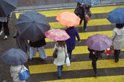 Der Schirm ist Trumpf. Es soll wieder kälter und regnerischer werden Anfang Woche. Im Symbolbild: Die Zürcher Bahnhofstrasse. (Bild: KEYSTONE/Walter Bieri)