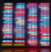 Mitten im Leben sind wir vom Tod umgeben: Bruce Naumans Neonarbeit «One Hundred Live and Die» von 1984. (Bild: PD)