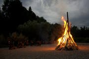 Wie jedes Jahr beendeten wir unser Sommerlager mit dem traditionellen Abschlussfeuer. (Bild: Angela Müller)