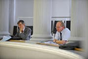 Unirektor Paul Richli (links) und Hochschul-Rektor Markus Hodel verfolgen die Debatte im Kantonsrat. (Bild: Corinne Glanzmann / Neue LZ)